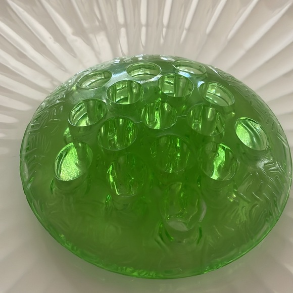 Vaseline glass flower frog - Picture 4 of 6